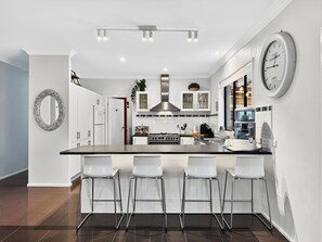 Private kitchen - Elk Estate - Family Resort Comfort & Tranquility (Inverloch)