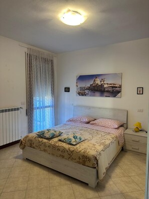 1 camera, ferro/asse da stiro, lenzuola