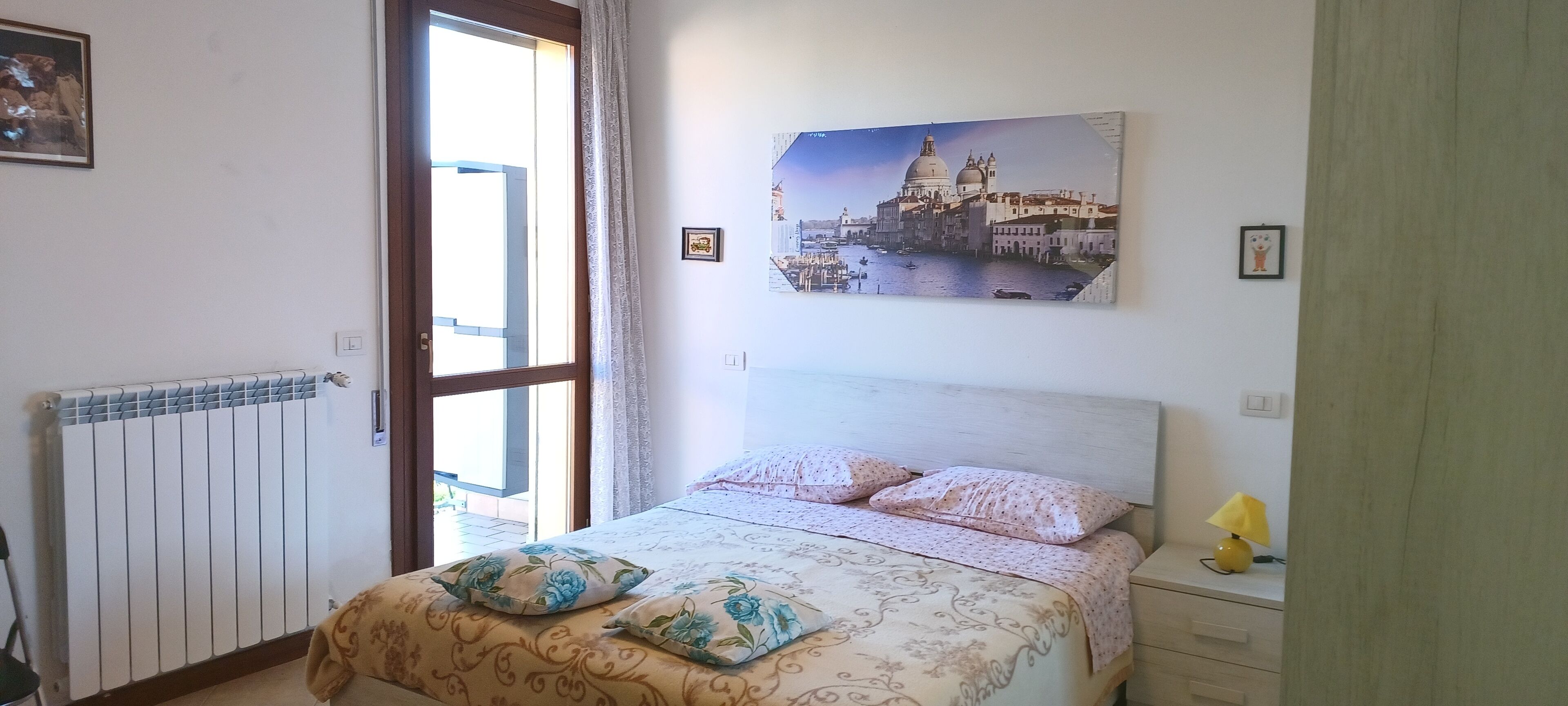 1 chambre, fer et planche à repasser, draps fournis