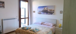 1 camera, una scrivania, ferro/asse da stiro, lenzuola