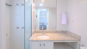 Shower, towels - Apto com 3 suítes, Piscina e Sauna a 450m da Praia (Salvador)