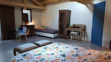 Chambre Triple Confort | Fer et planche à repasser, Wi-Fi gratuit