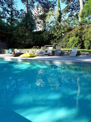 Seasonal outdoor pool, open 11:00 AM to 8:00 PM, pool loungers - Le Jardin des Cèdres (Lavaur)
