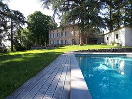 Una piscina al aire libre de temporada (de 11:00 a 20:00), tumbonas