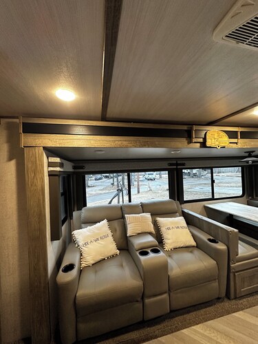 Luxury Glamping RV in Branson- Cozy One-Bedroom Retreat