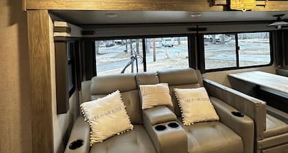 Luxury Glamping RV in Branson- Cozy One-Bedroom Retreat