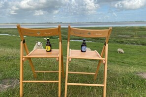 Property grounds - Deichkoje12 - Deck 1 vacation apartment directly on the dike with dog | North Sea near (Tönning)