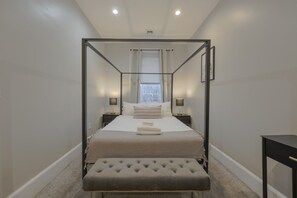 2 bedrooms, desk, iron/ironing board, travel crib