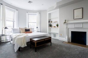 2 Schlafzimmer, Schreibtisch, Bügeleisen/Bügelbrett, Reisekinderbett
