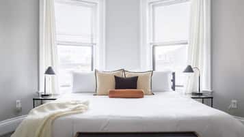 Escritorio, tabla de planchar con plancha, cuna de viaje y wifi