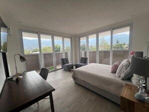 Penthouselejlighed - bjergudsigt | Skrivebord, arbejdsområde til bærbare computere, lydisolering