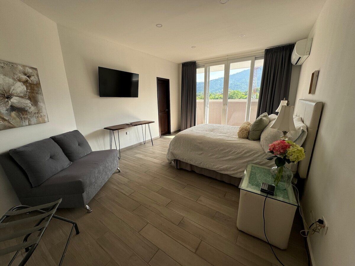 Penthouse, Bergblick | Schreibtisch, laptopgeeigneter Arbeitsplatz, schallisolierte Zimmer