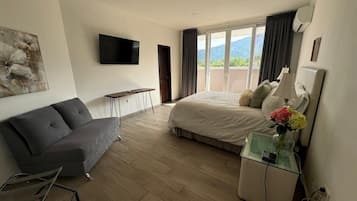 Penthouse, Bergblick | Schreibtisch, laptopgeeigneter Arbeitsplatz, schallisolierte Zimmer