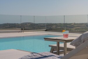 Villa Deluxe, balcón, vistas al valle | Piscina | Una piscina al aire libre