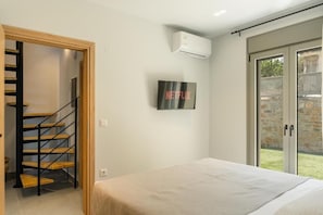 Deluxe villa, balkon, uitzicht op zwembad | Een kluis op de kamer, verduisterende gordijnen, geluiddichte muren