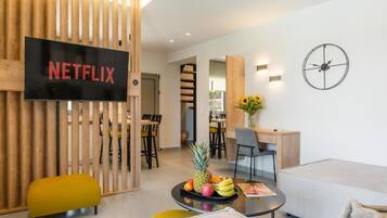 Villa Deluxe, balcon, vue piscine | Restauration