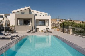 Villa Deluxe, balcon, vue sur la vallée | Piscine | Piscine extérieure