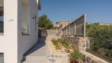 Villa Deluxe, balcon, vue piscine | Enceinte de lâhĂ©bergement