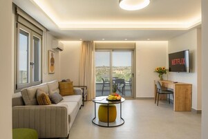 Villa Deluxe, balcón, vistas a la piscina | Zona de estar | Una televisión de pantalla plana