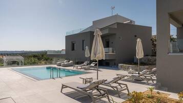 Villa Deluxe, balcón, vista al valle | Alberca | Alberca al aire libre