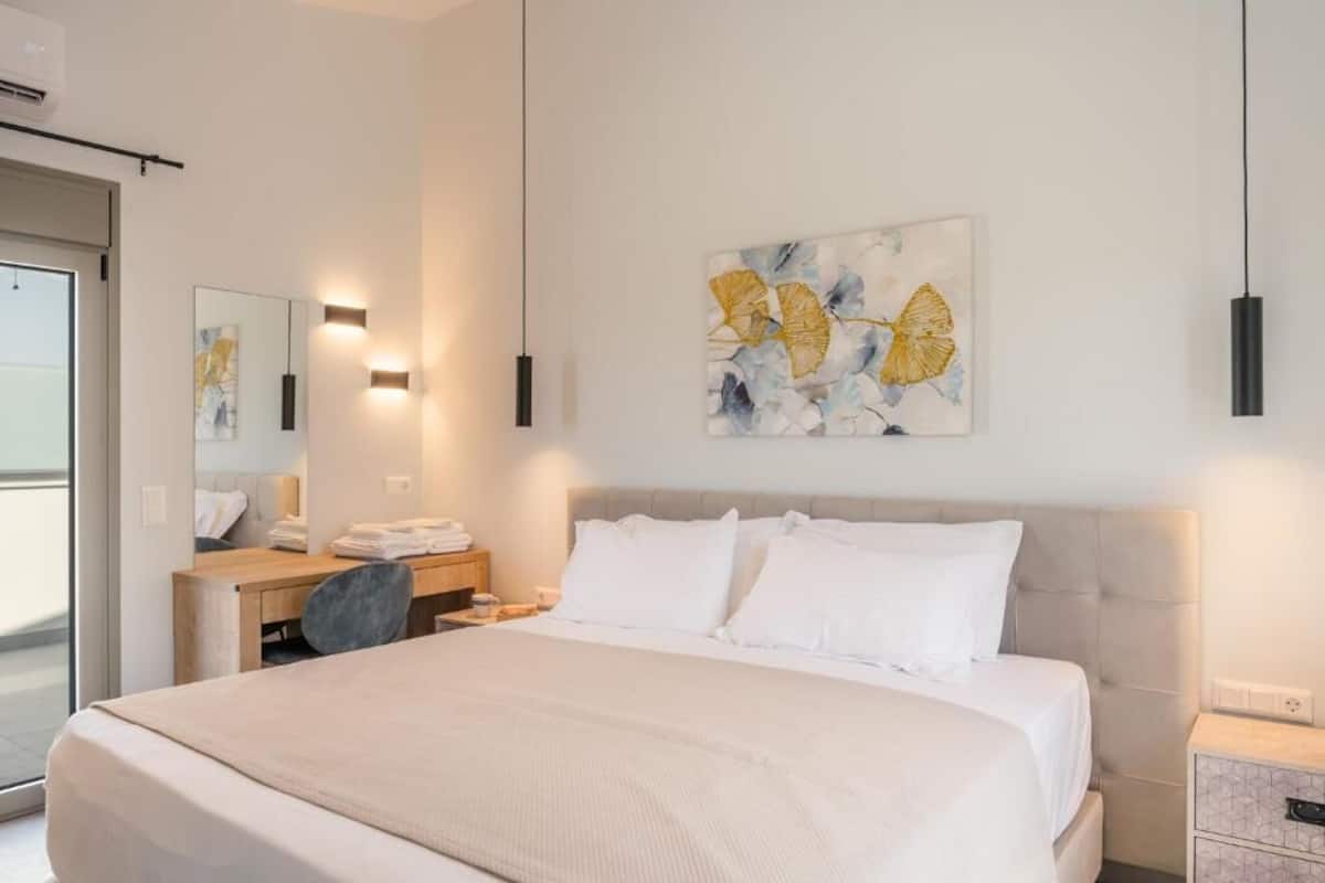 Deluxe villa, balkon, uitzicht op zwembad | Een kluis op de kamer, verduisterende gordijnen, geluiddichte muren