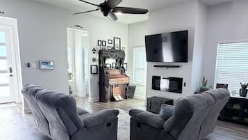 Televisie en een open haard