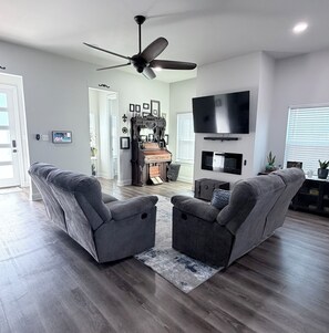 Télévision, cheminée