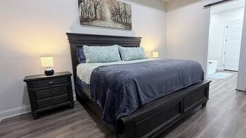 4 slaapkamers, een strijkplank/strijkijzer, gratis wifi, beddengoed