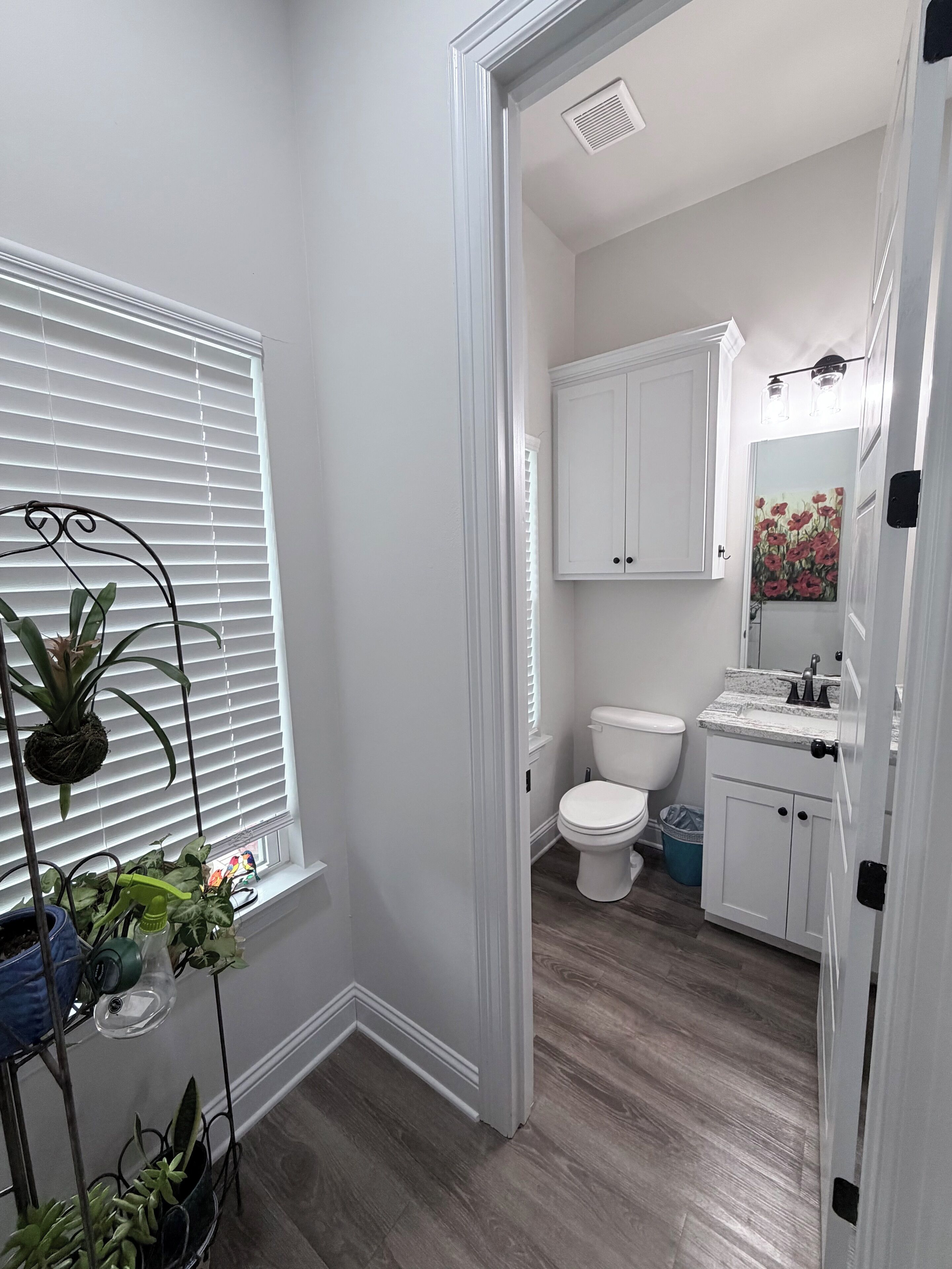 Een haardroger, handdoeken, zeep, toiletpapier