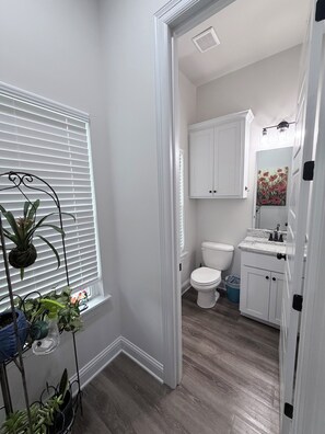 Sèche-cheveux, serviettes fournies, savon, papier toilette