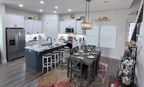 Wanderlust: Modern Home with Luxury Tub & King Bed 15m to Downtown