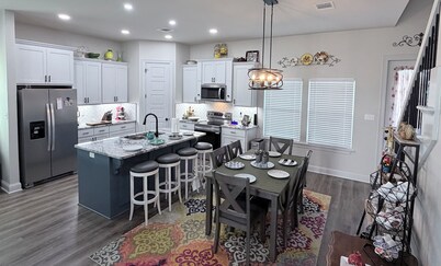 Wanderlust: Modern Home with Luxury Tub & King Bed 15m to Downtown