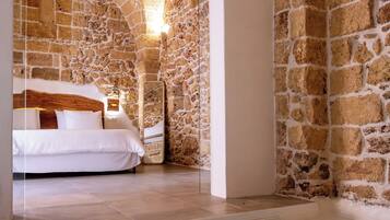 LE PETTEGOLE SUITE DELUXE | MörklÀggningsgardiner, ljudisolering och strykjÀrn/strykbrÀda