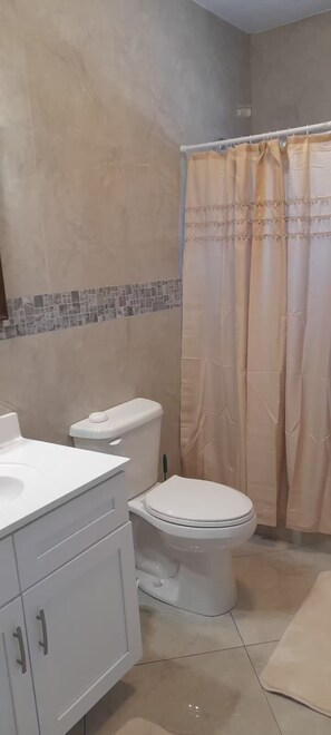 Towels, soap, toilet paper - Sunset At Chalvilles - Peaceful 2-bedroom house with AC in The Valley (East End Village)