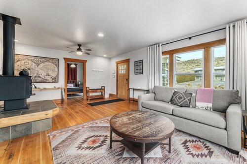 Cozy house in Chelan with 10 min walk to DT and private pool