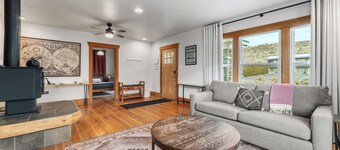 Cozy house in Chelan with 10 min walk to DT and private pool