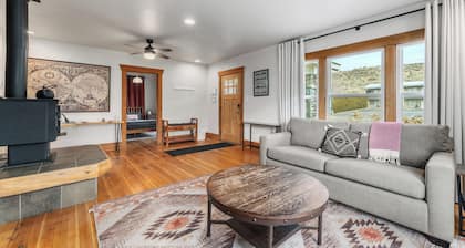 Cozy house in Chelan with 10 min walk to DT and private pool