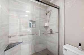 Shower, hair dryer, towels, soap - Whispering Pines Estate- Beautiful 4 Bedroom with Pickleball Court (Broken Bow)