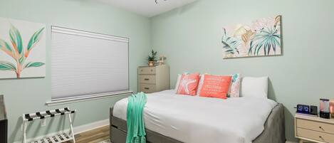 Skrivebord, strykejern/-brett, wi-fi (inkludert) og sengetøy