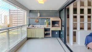 Une cuisine moderne dotée d’une grande fenêtre, d’un évier encastré et d’un plan de travail en bois.