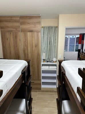 Schreibtisch, Bügeleisen/Bügelbrett, Reisekinderbett, kostenloses WLAN