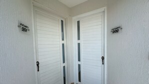A hallway with two white doors, each marked with a number (201 and 202). - Relaxation and comfort in a private apartment (Roldanillo)