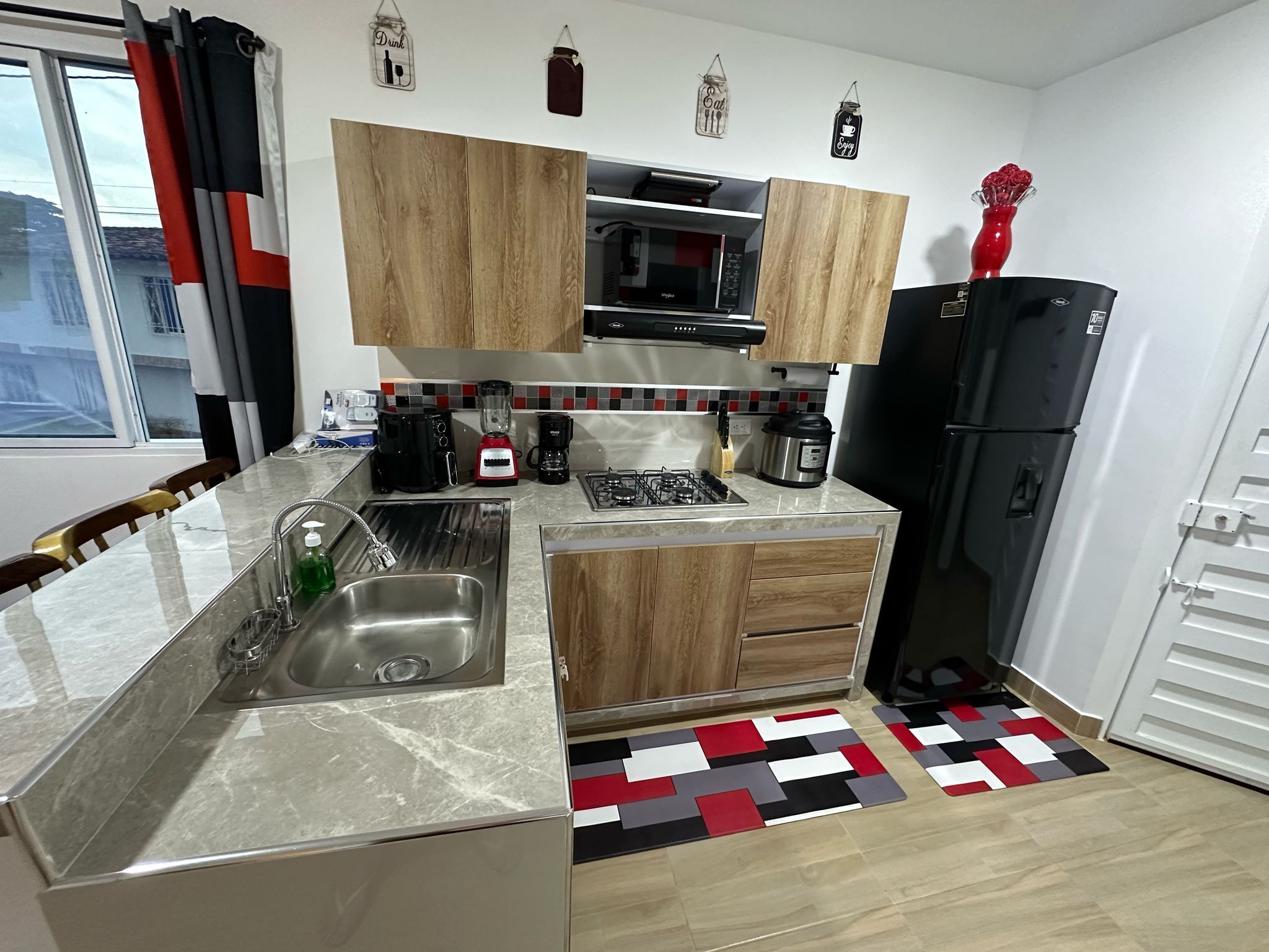 Refrigerador, microondas, placa de cocina, cafetera/tetera