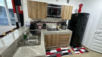 Refrigerador, microondas, placa de cocina, cafetera/tetera