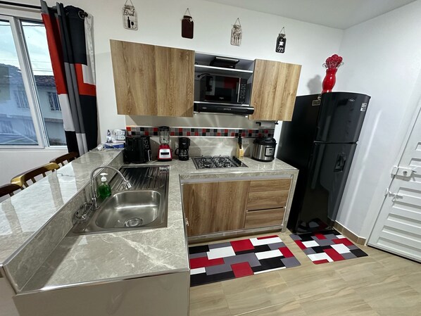 Kühlschrank, Mikrowelle, Herdplatte, Wasserkocher mit Kaffee-/Teezubehör