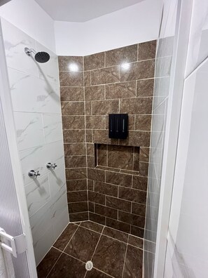 Haartrockner, Handtücher, Seife, Shampoo