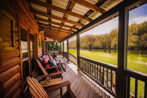 Anisidi | New River Waterfront • Pet Friendly