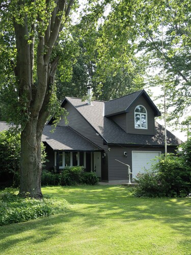 Cedar Point Cottage - Hot tub & Beach Town!