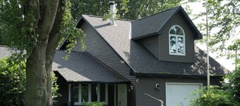 Cedar Point Cottage - Hot tub & Beach Town!