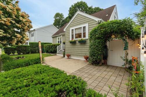 Charming 1-bedroom well located Garden Apartment in Historic West Medford